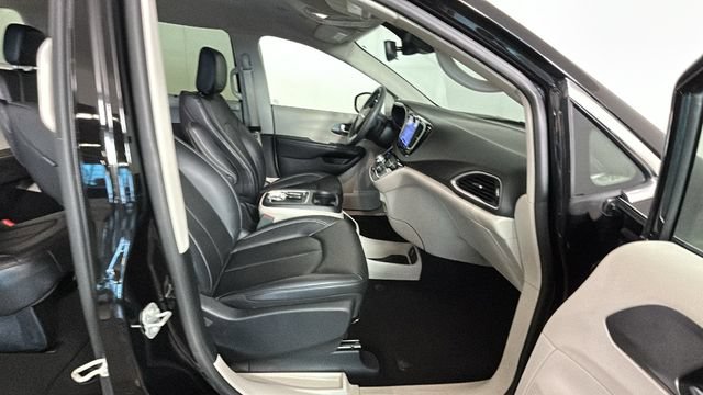 Used 2024 Chrysler Pacifica Touring-L FWD image 30