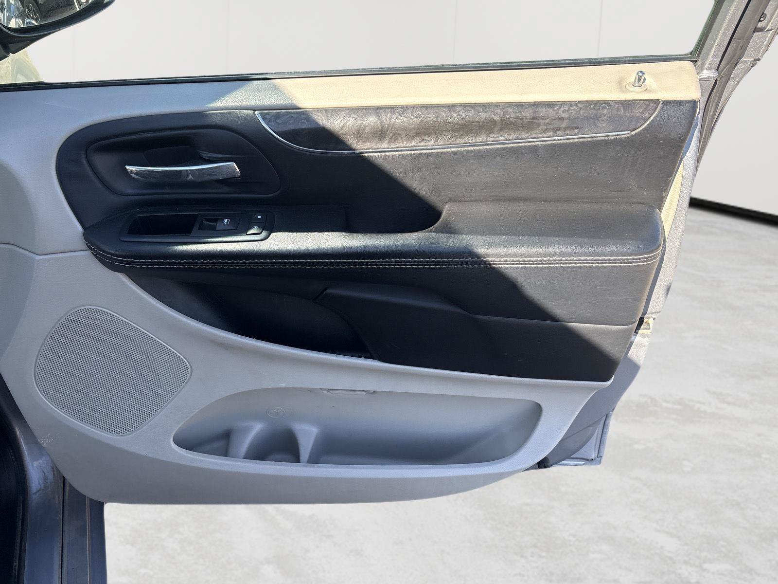 Used 2015 Chrysler Town & Country Touring FWD image 32