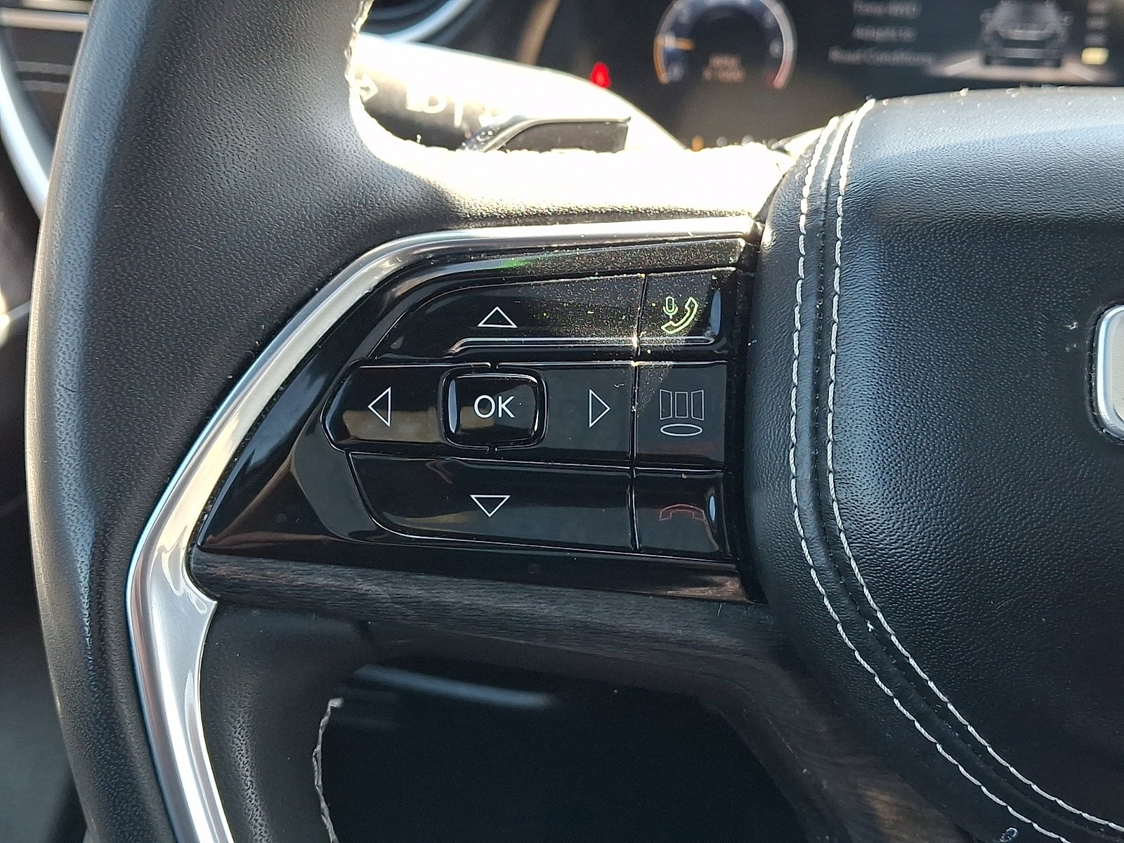 Used 2023 Jeep Grand Cherokee Overland AWD/4WD image 21