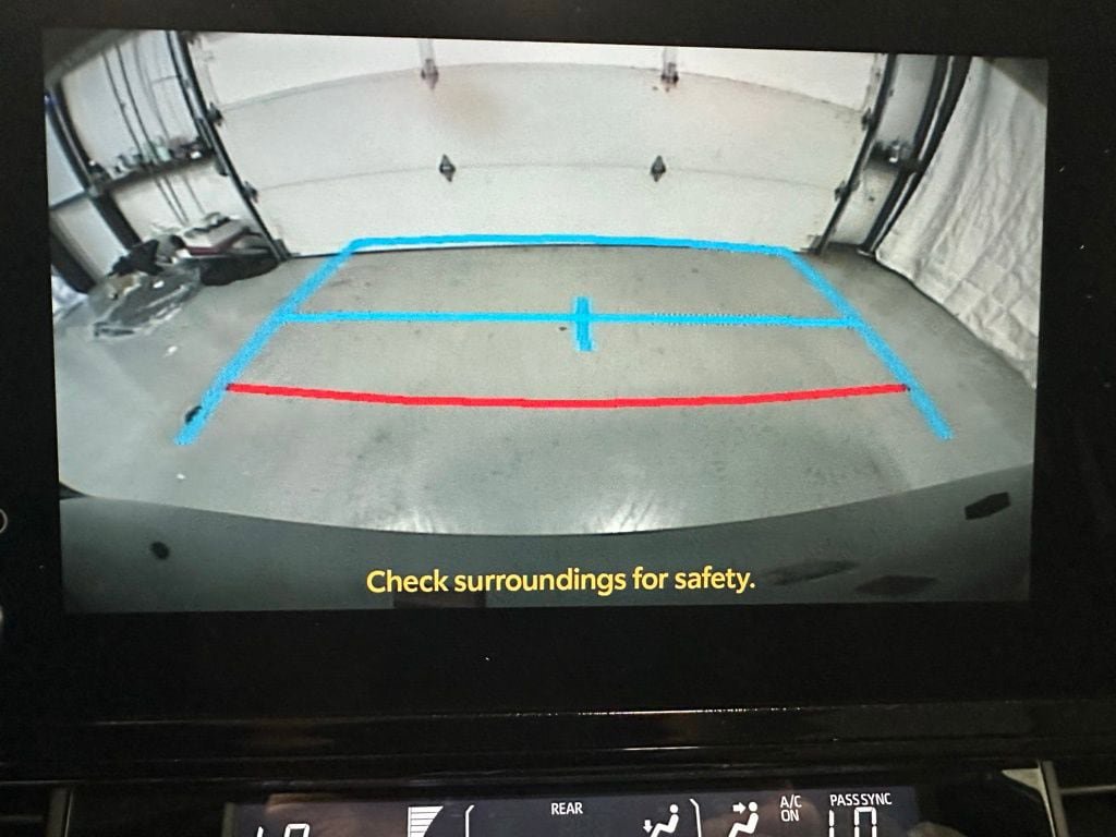 Used 2025 Toyota Sienna LE FWD image 39