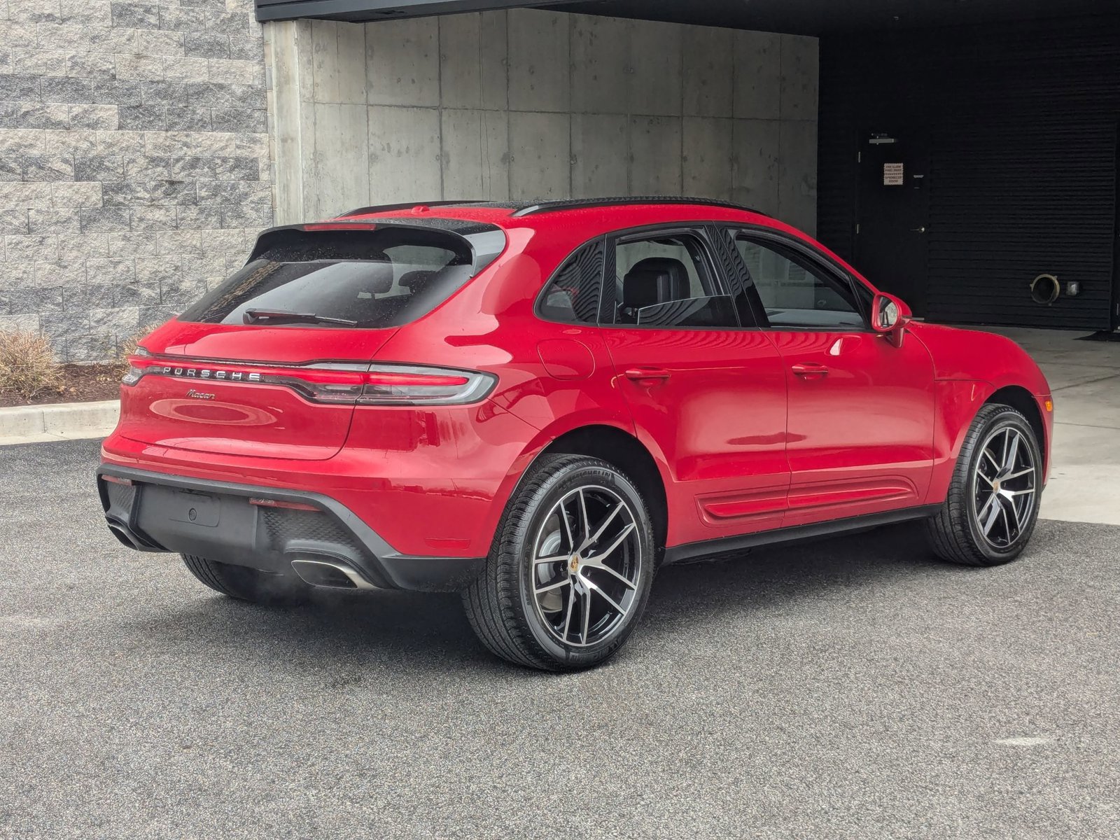Used 2025 Porsche Macan image 9