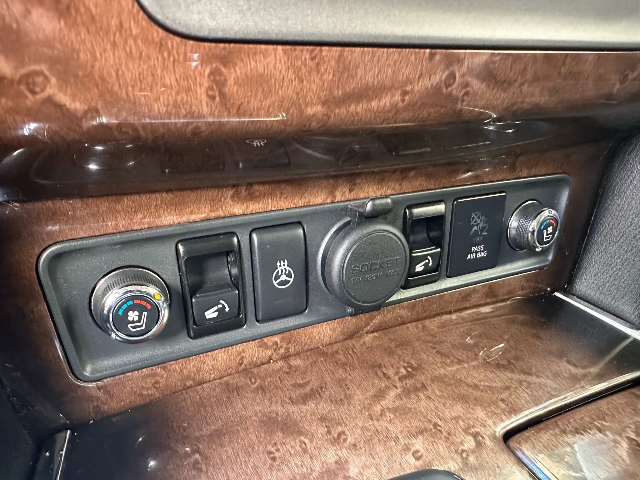 Used 2012 INFINITI QX56 2WD w/ Deluxe Touring Pkg image 17