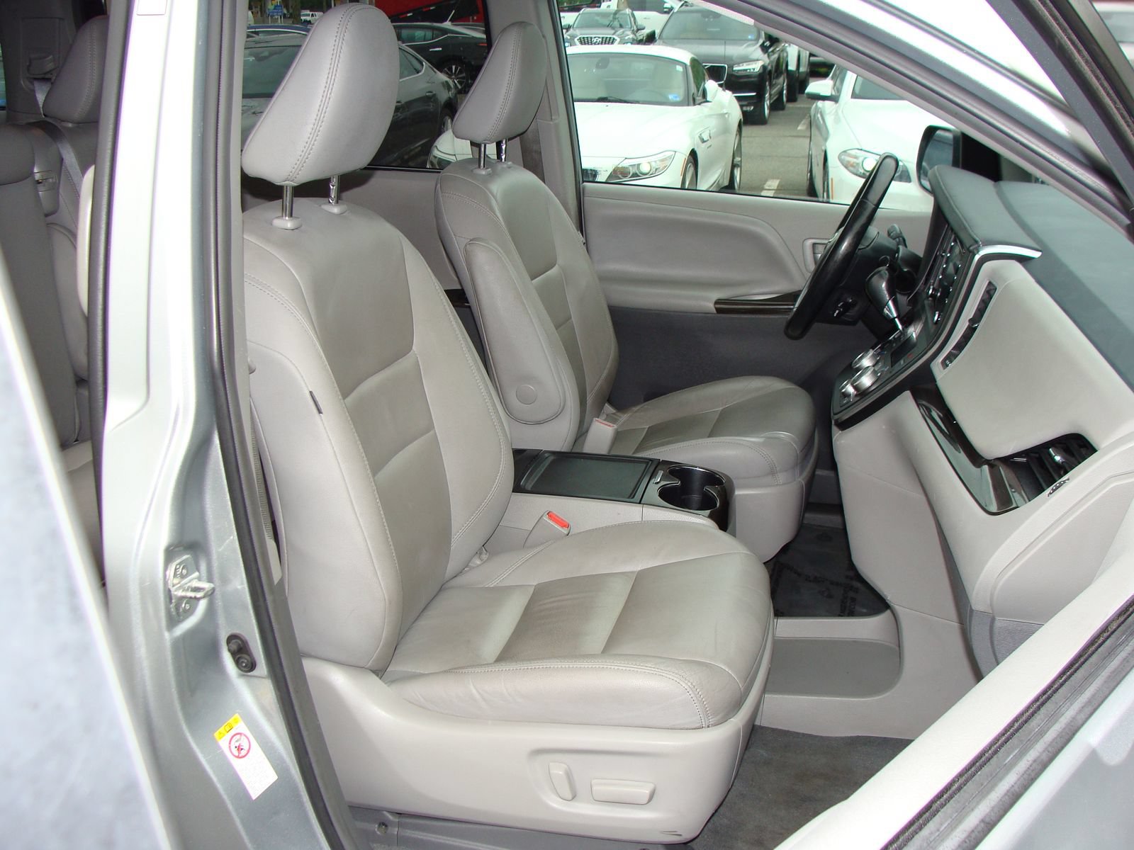 Used 2019 Toyota Sienna XLE w/ XLE Navigation Package FWD image 11