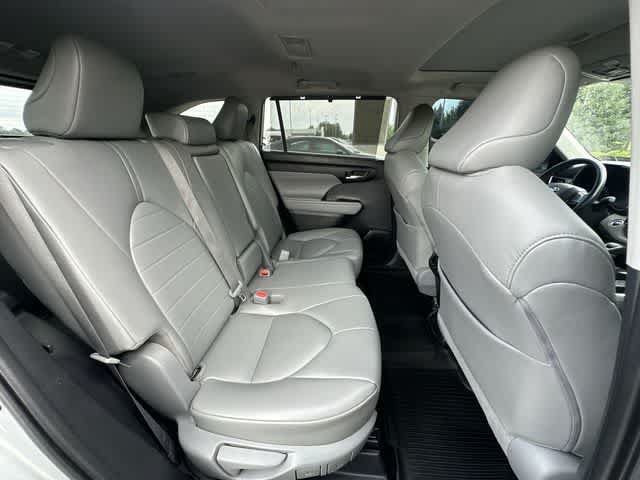 Used 2020 Toyota Highlander XLE AWD/4WD image 23
