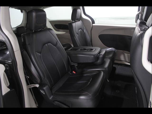 Used 2017 Chrysler Pacifica Touring-L FWD image 20