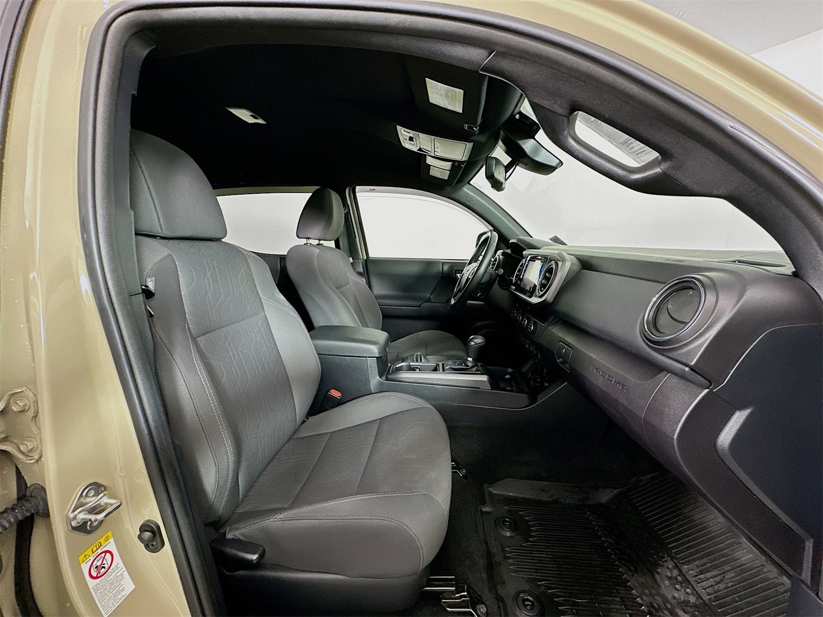 Used 2018 Toyota Tacoma TRD Sport w/ Technology Package image 26