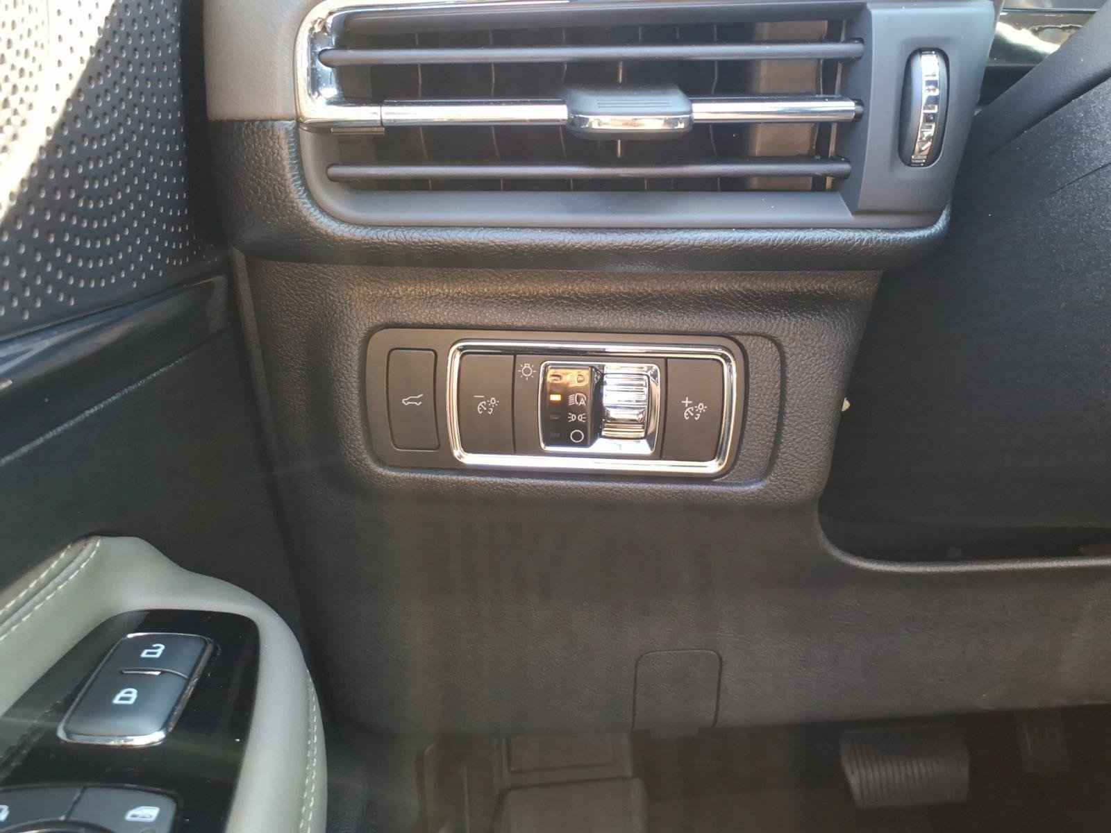 Used 2025 Lincoln Corsair AWD w/ Equipment Group 101A image 17