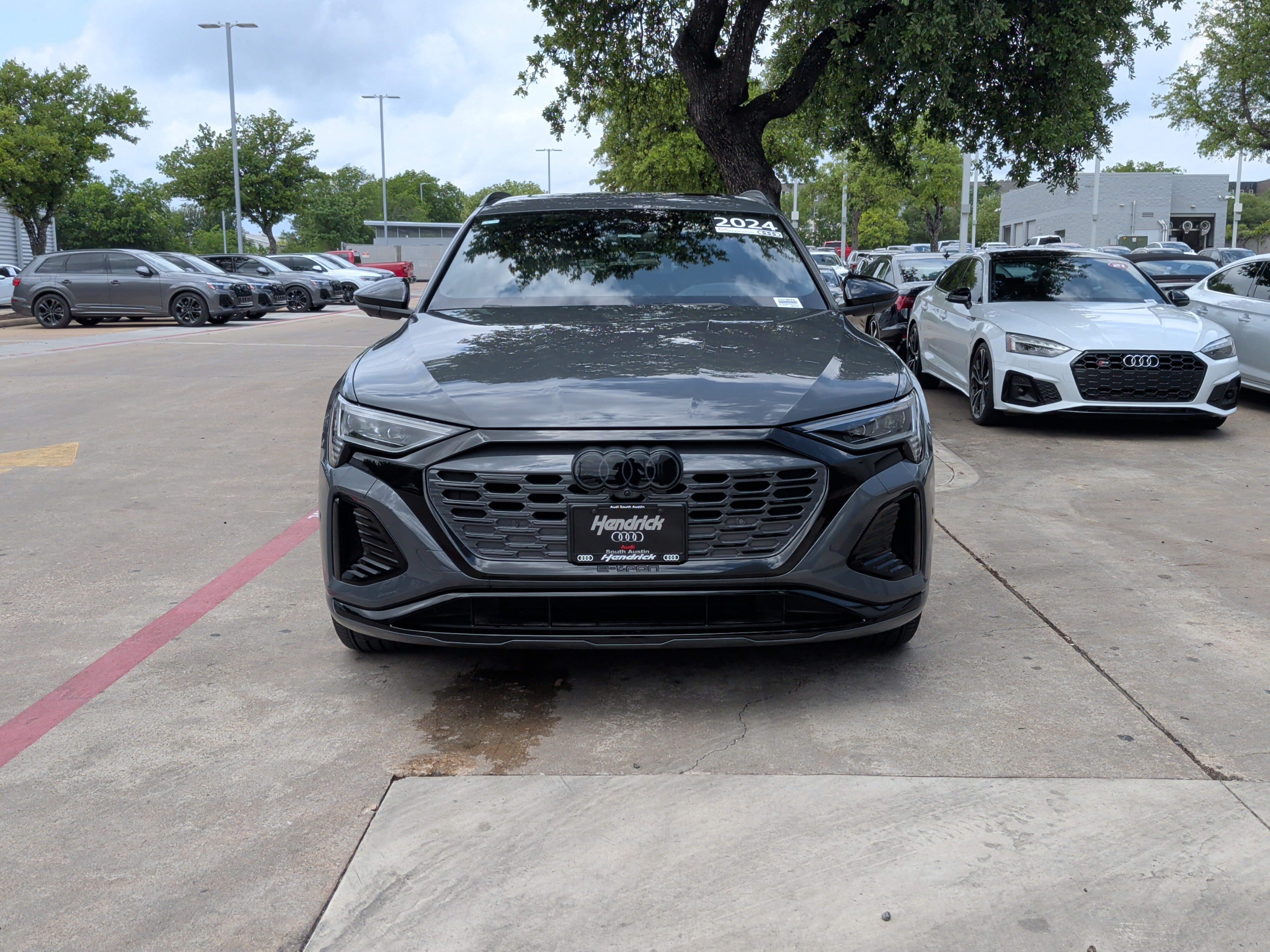 Used 2024 Audi Q8 e-tron Prestige w/ Prestige Package image 3