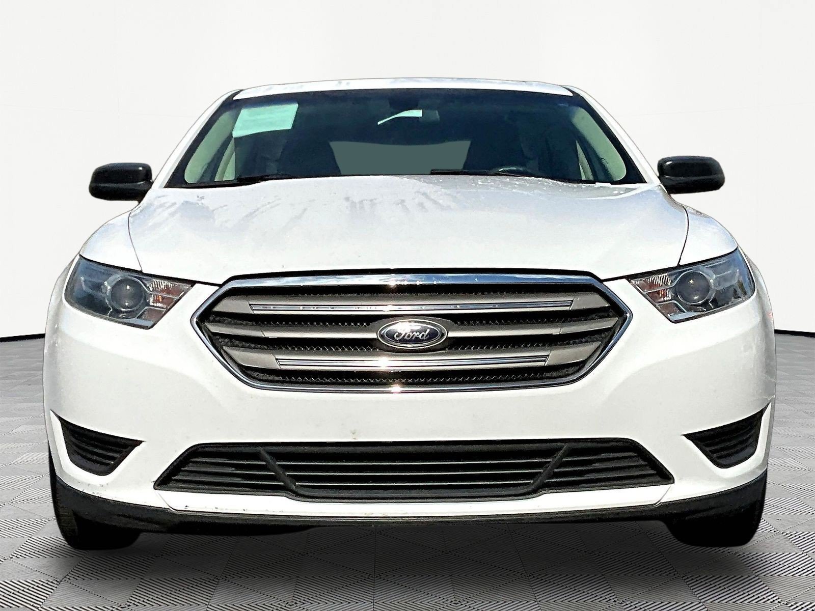 Used 2016 Ford Taurus SE FWD image 2