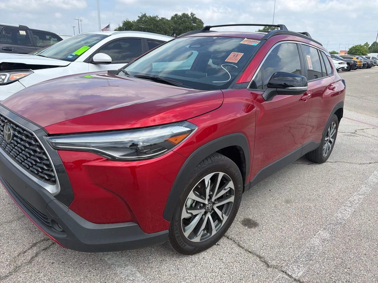 Used 2025 Toyota Corolla Cross XLE w/ Convenience Package FWD image 1