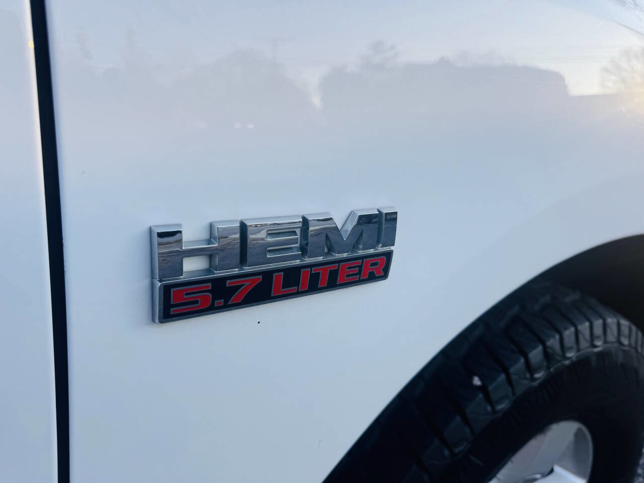 Used 2017 RAM 1500 Classic SLT image 4