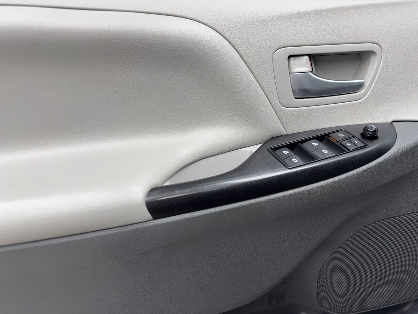 Used 2018 Toyota Sienna LE w/ Carpet Mat Package FWD image 34
