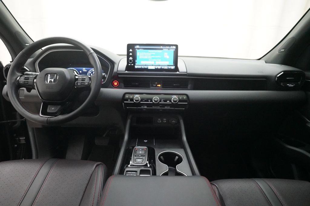 Certified 2025 Honda Pilot Black Edition image 5