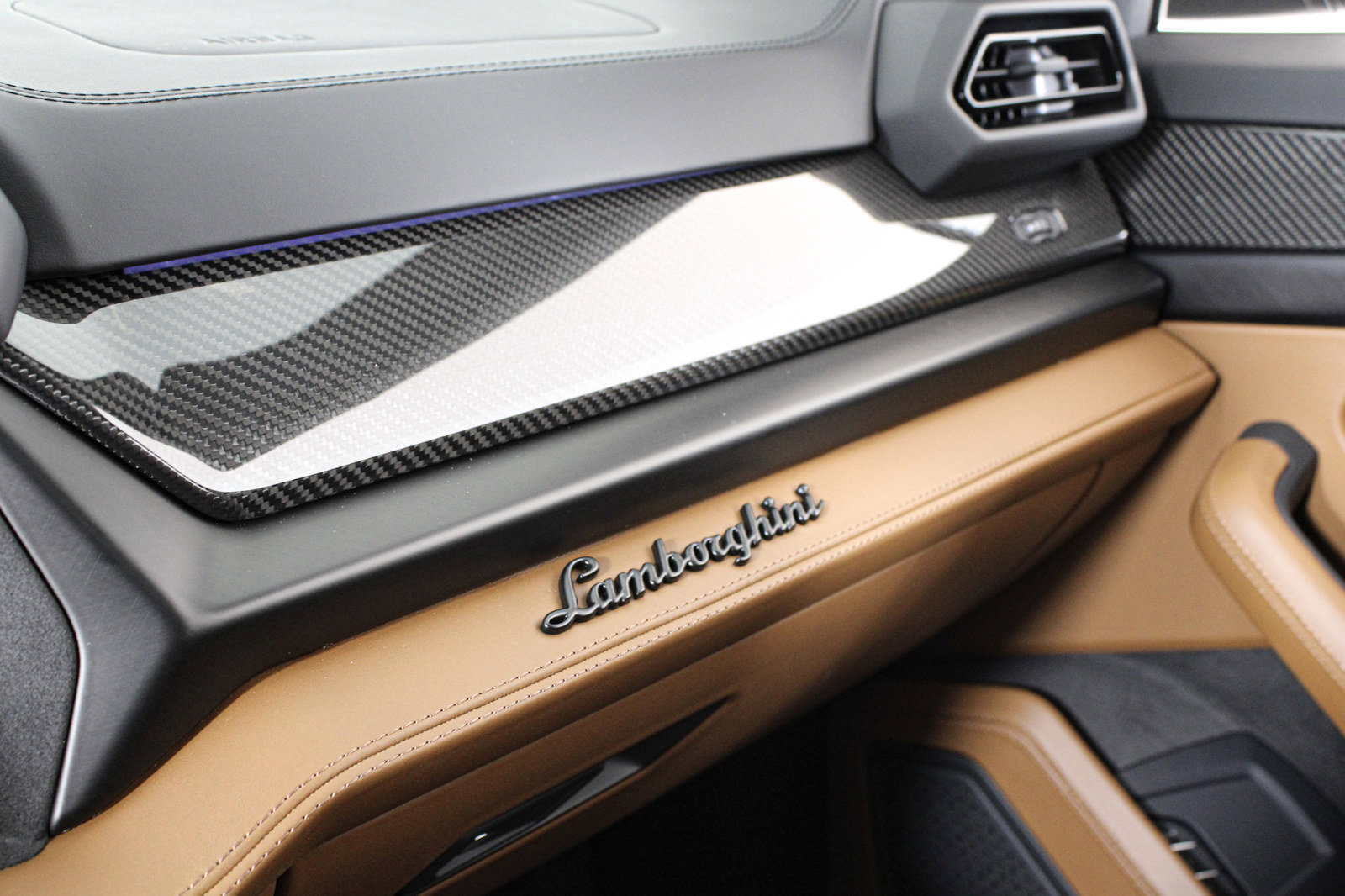 Used 2025 Lamborghini Urus SE AWD/4WD image 43