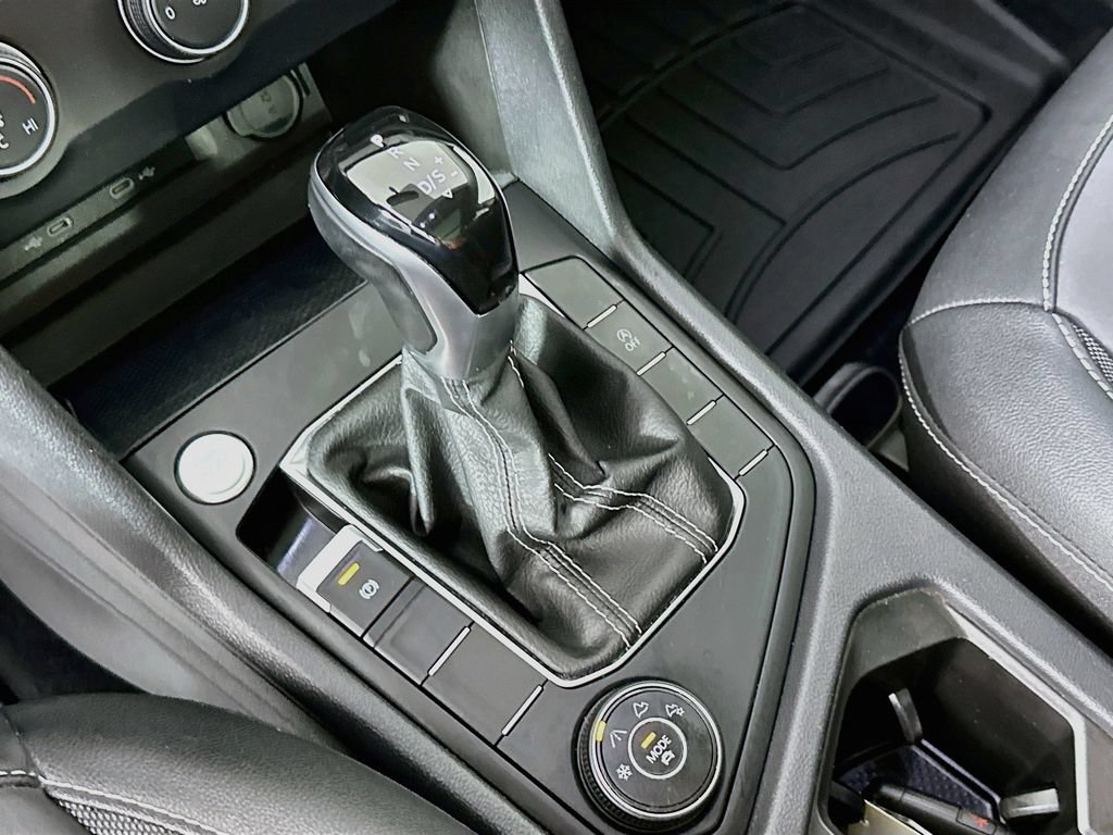 Used 2022 Volkswagen Taos SE w/ Panoramic Sunroof Package FWD image 18