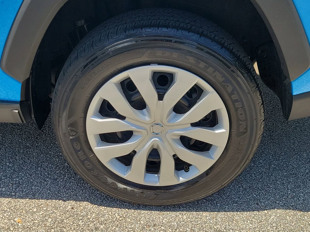 Used 2020 Toyota RAV4 LE FWD image 5