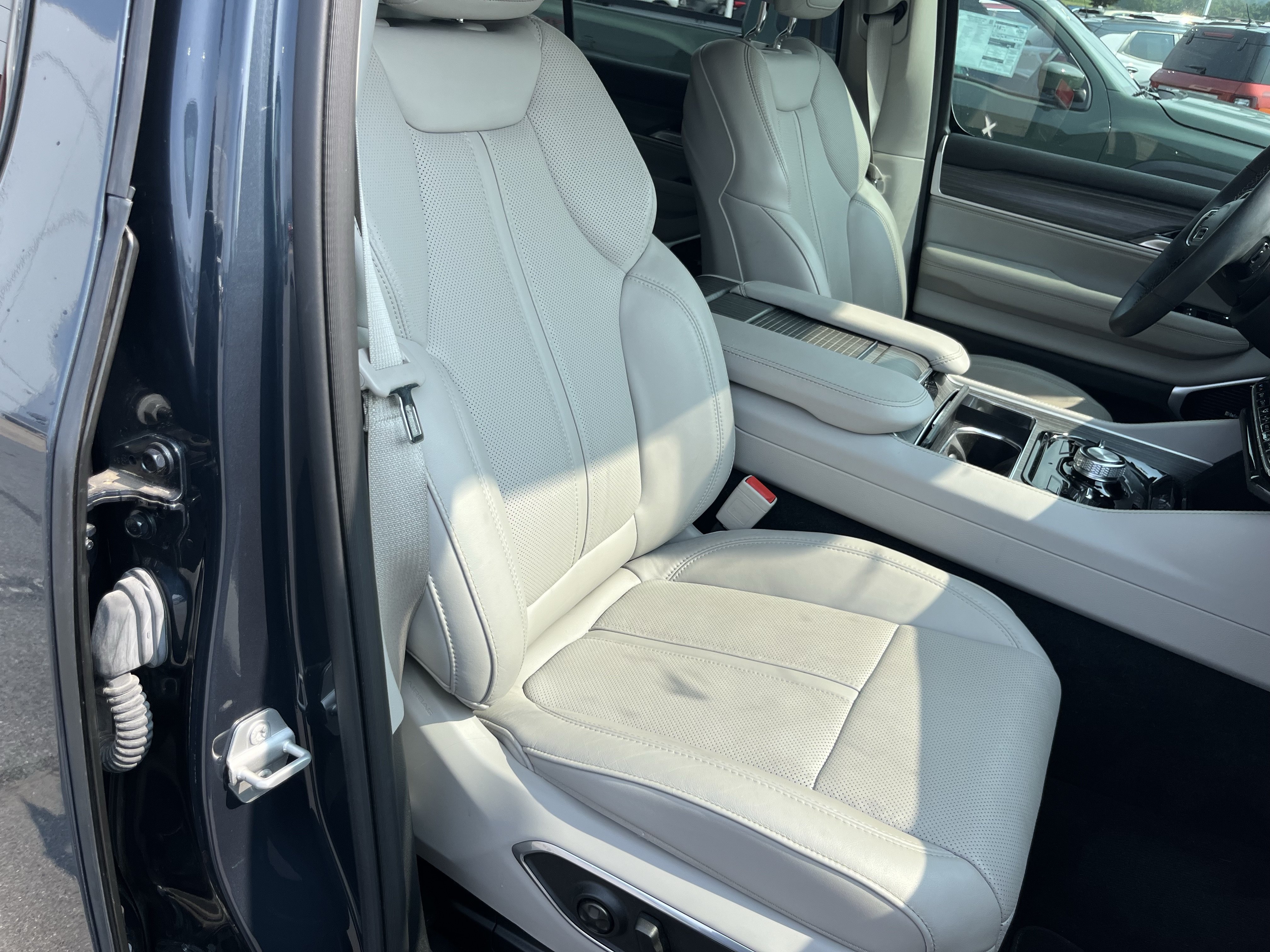 Used 2023 Jeep Wagoneer L Series III w/ Premium Group I AWD/4WD image 3
