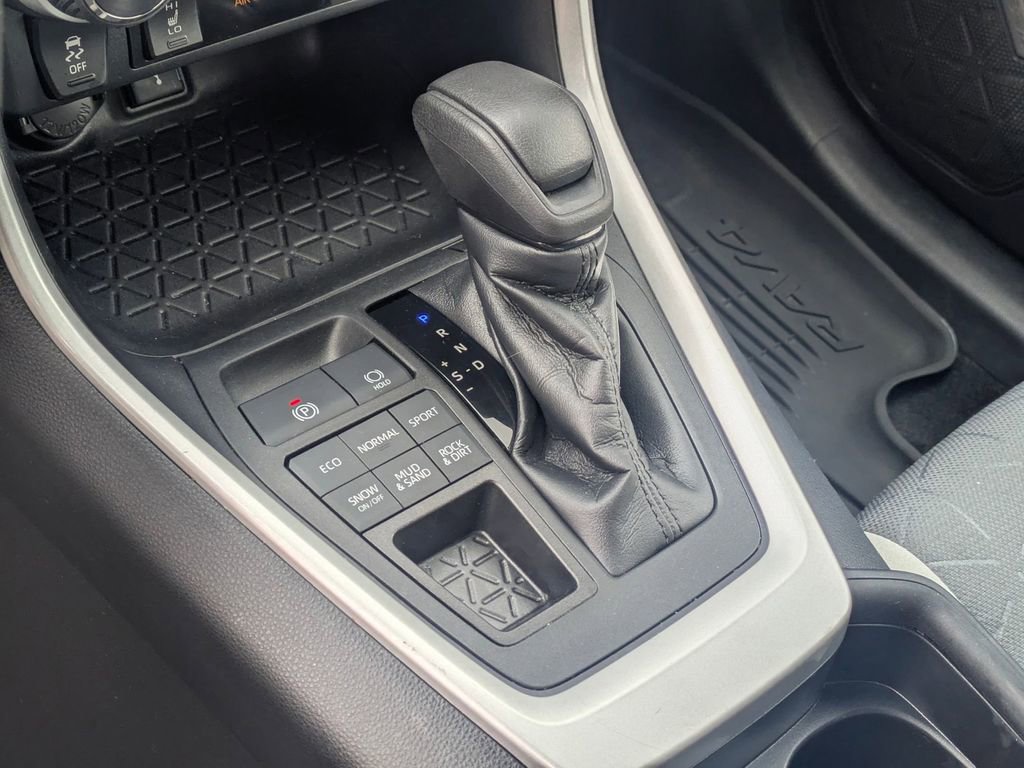 Used 2021 Toyota RAV4 XLE w/ Convenience Package image 28