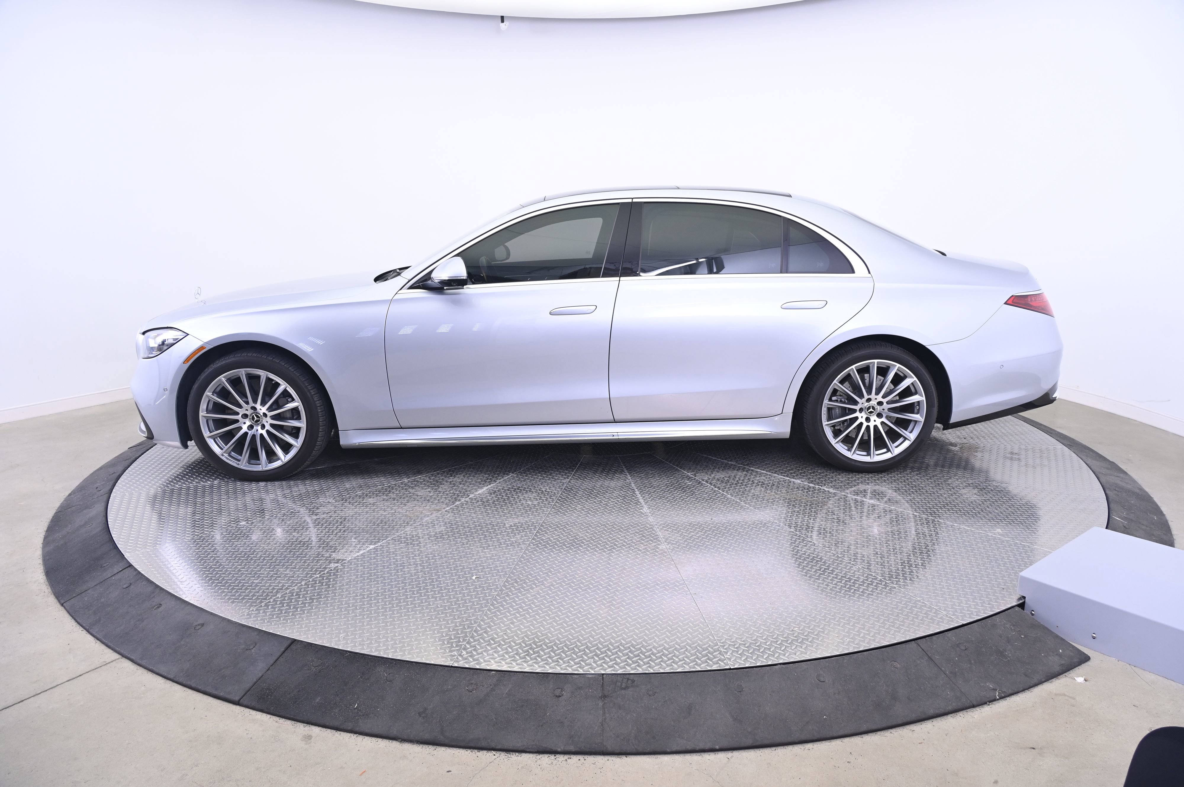 Used 2023 Mercedes-Benz S 580 4MATIC Sedan image 2