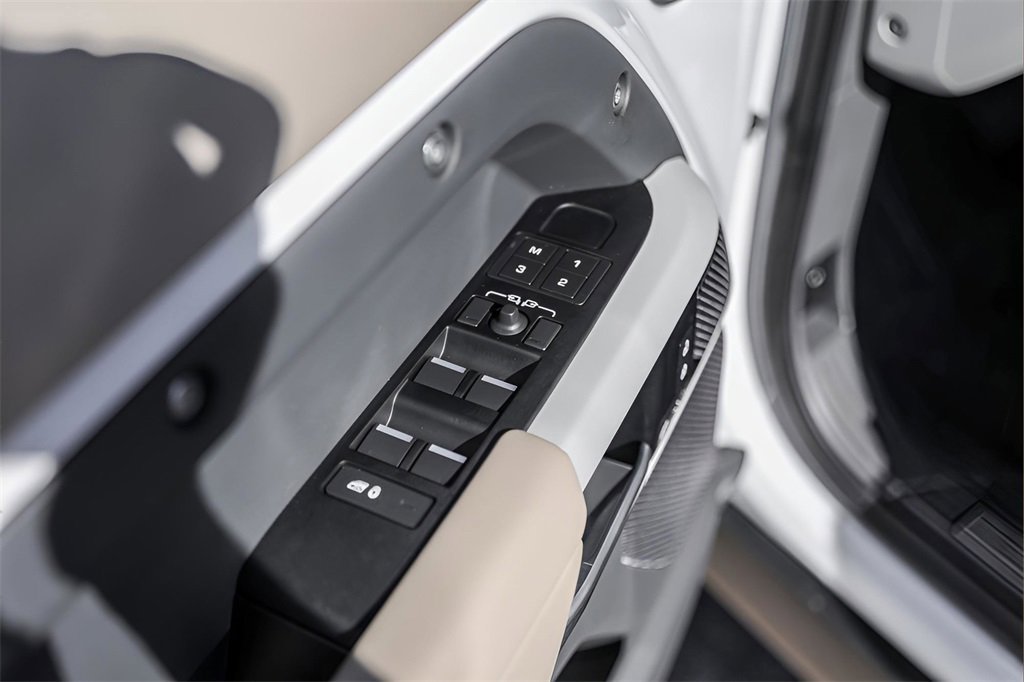 Used 2024 Land Rover Defender 110 X-Dynamic SE image 23