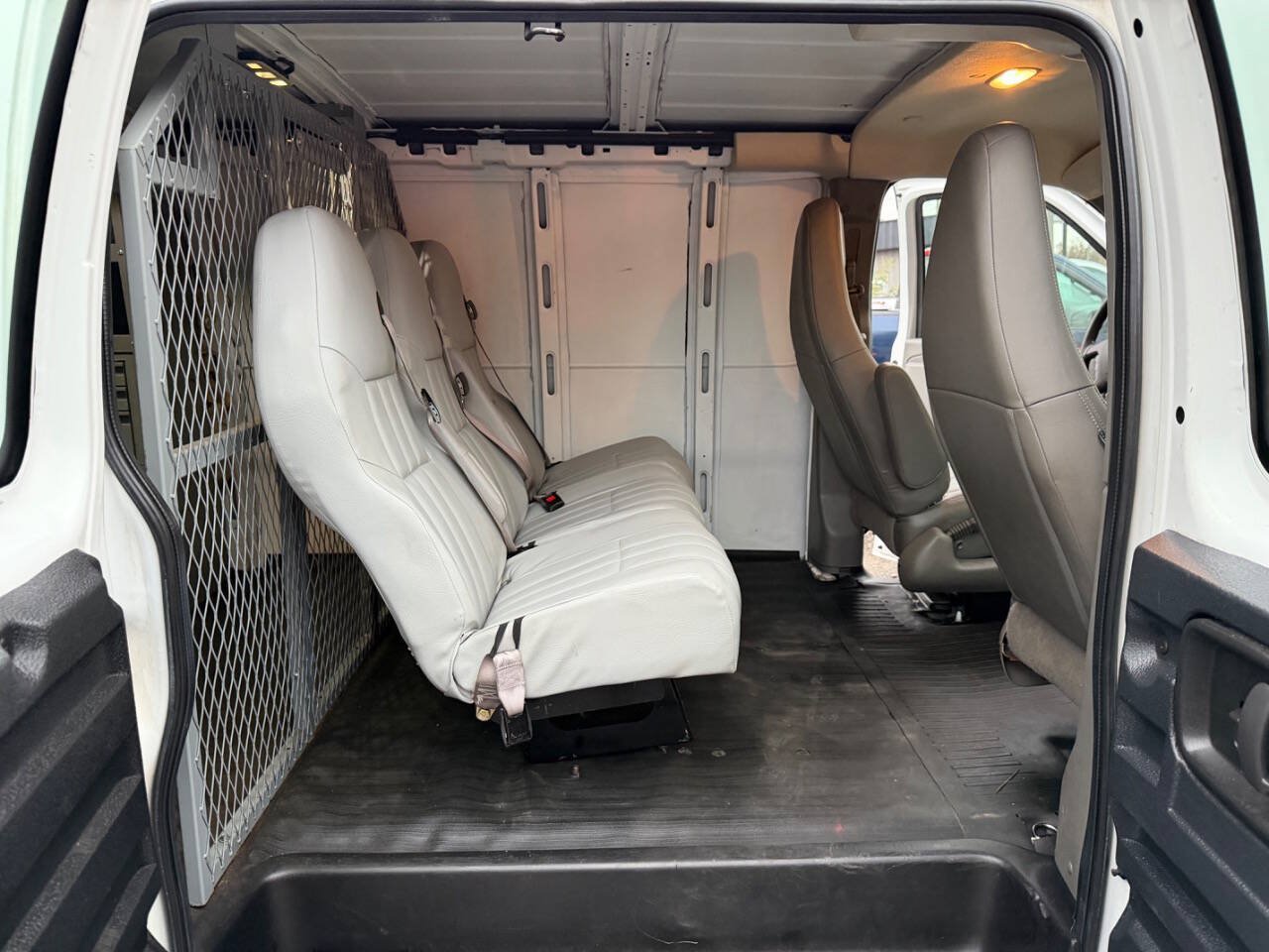 Used 2017 Chevrolet Express 2500 Extended RWD image 15