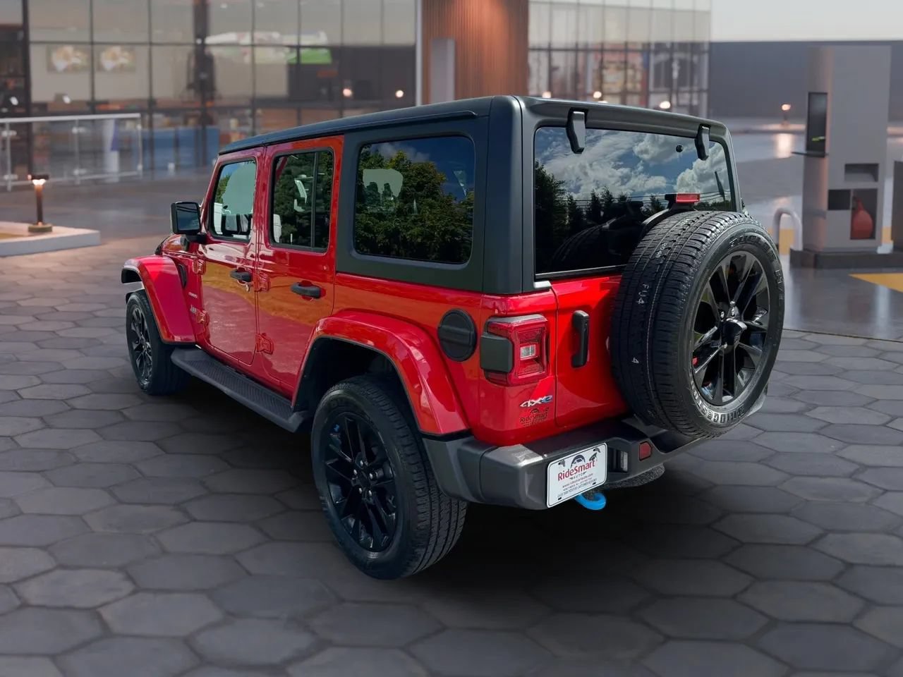 Used 2023 Jeep Wrangler Unlimited Sahara w/ Cold Weather Group AWD/4WD image 9