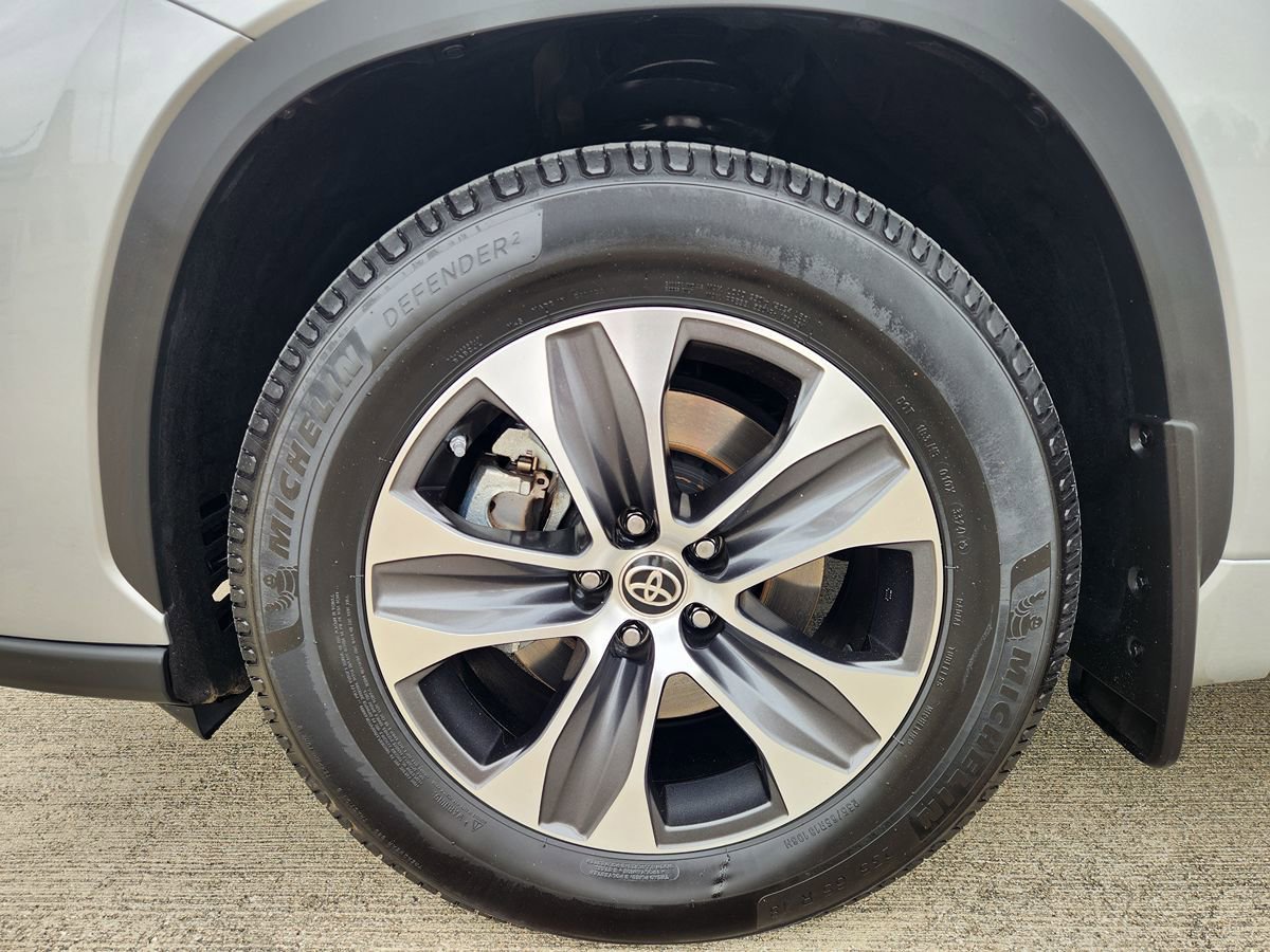 Used 2022 Toyota Highlander XLE FWD image 18