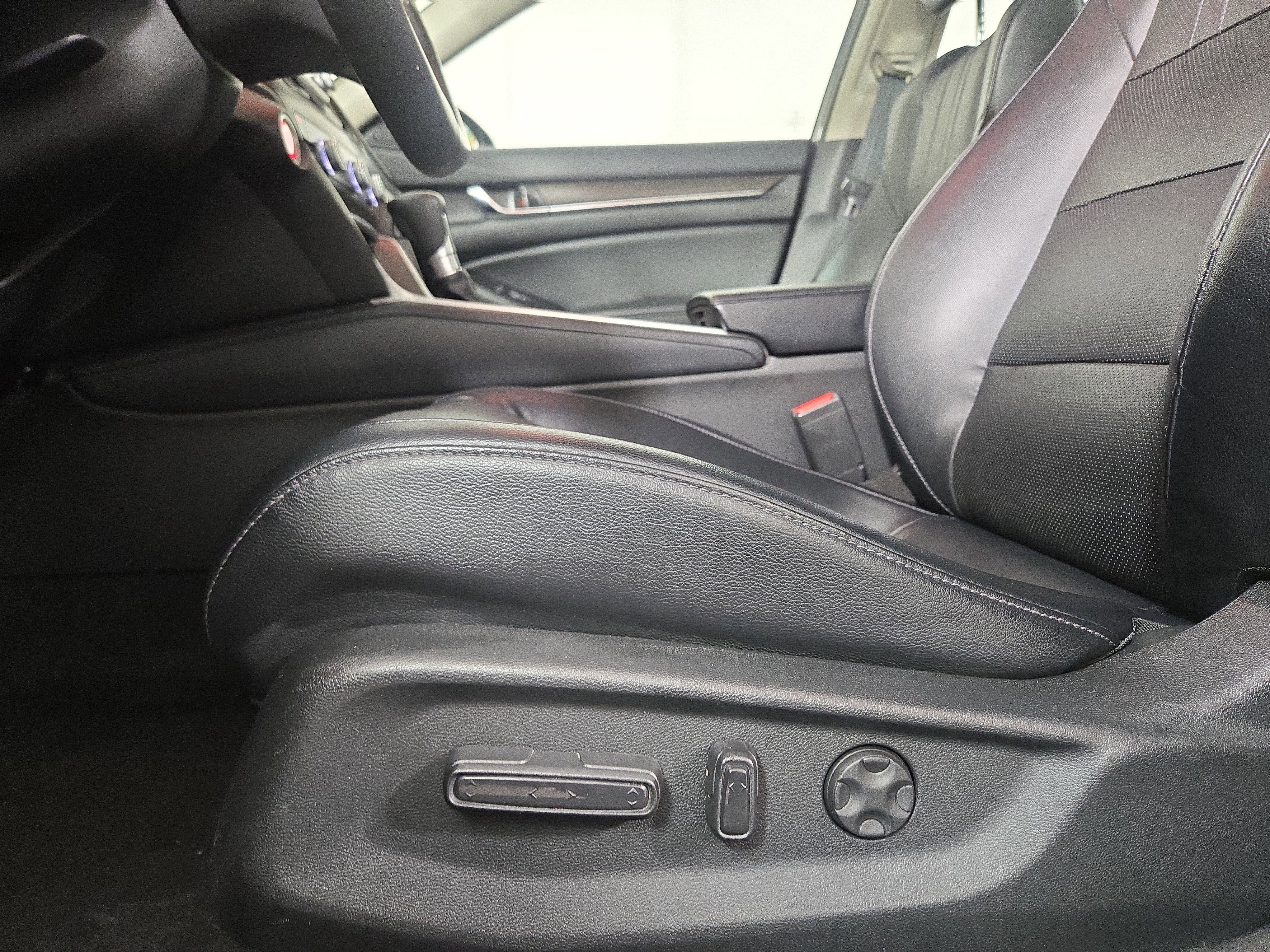 Used 2018 Honda Accord EX-L image 32