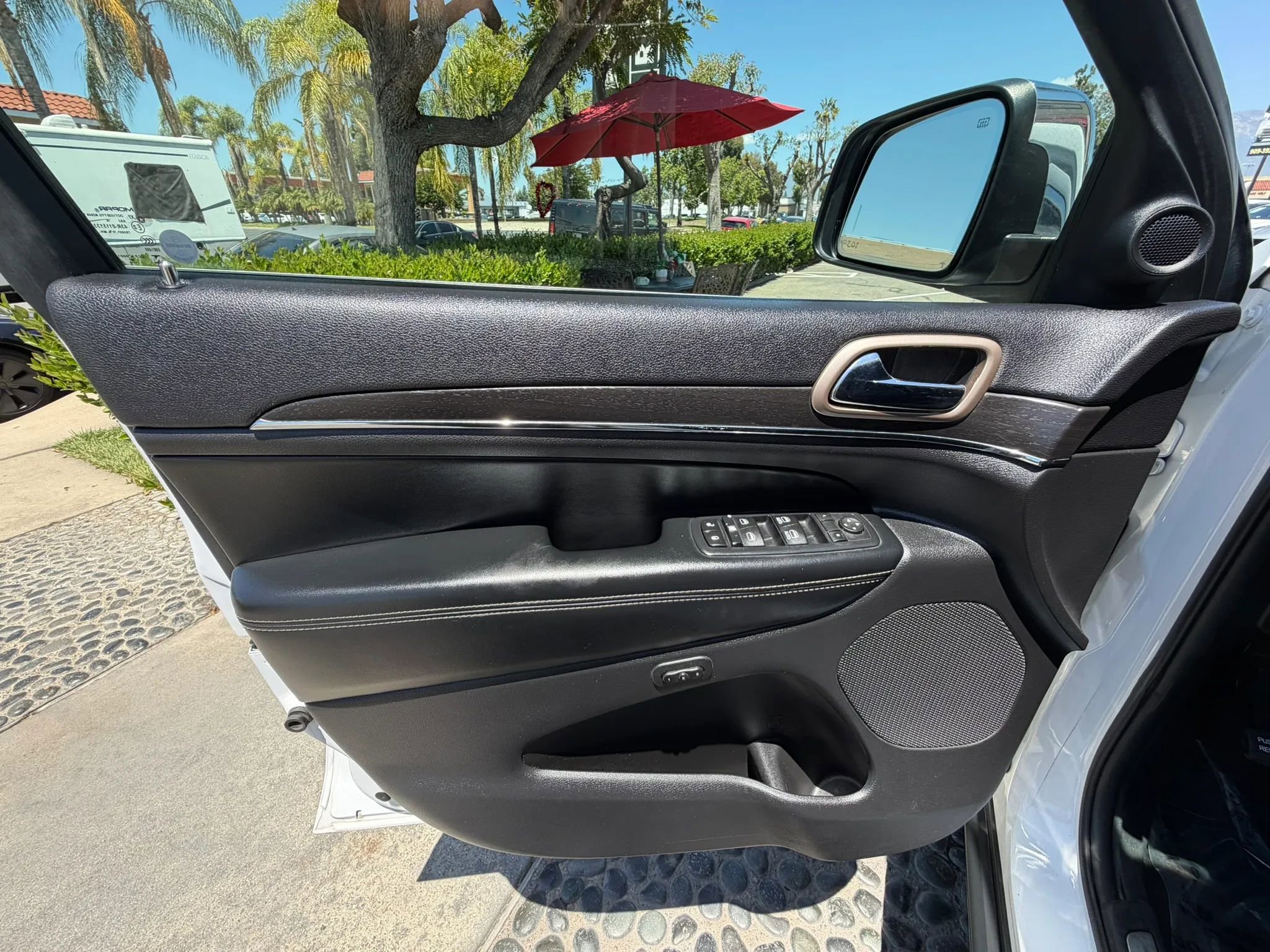 Used 2017 Jeep Grand Cherokee Limited w/ Luxury Group II AWD/4WD image 10