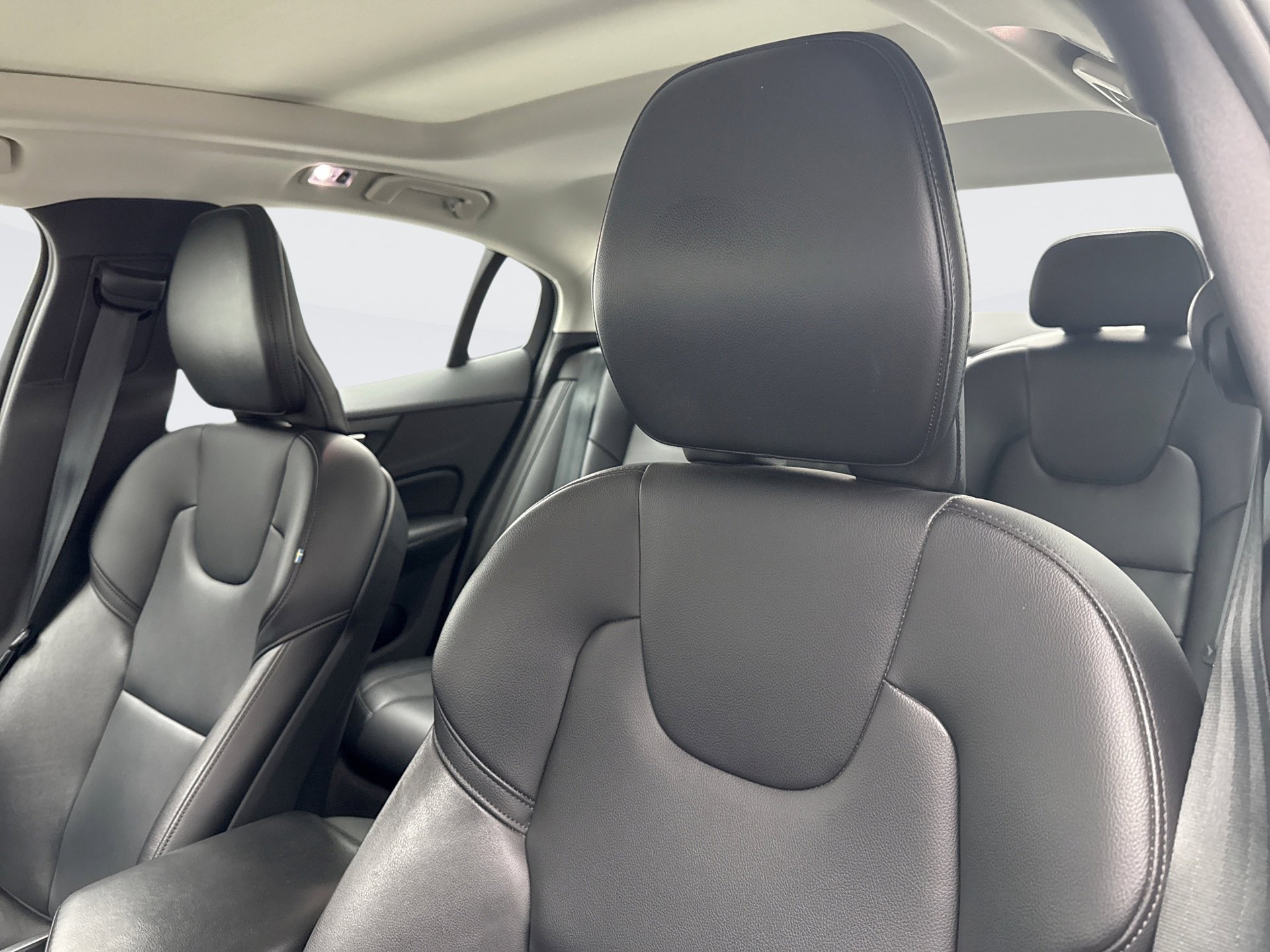 Used 2022 Volvo S60 B5 Momentum w/ Climate Package image 10