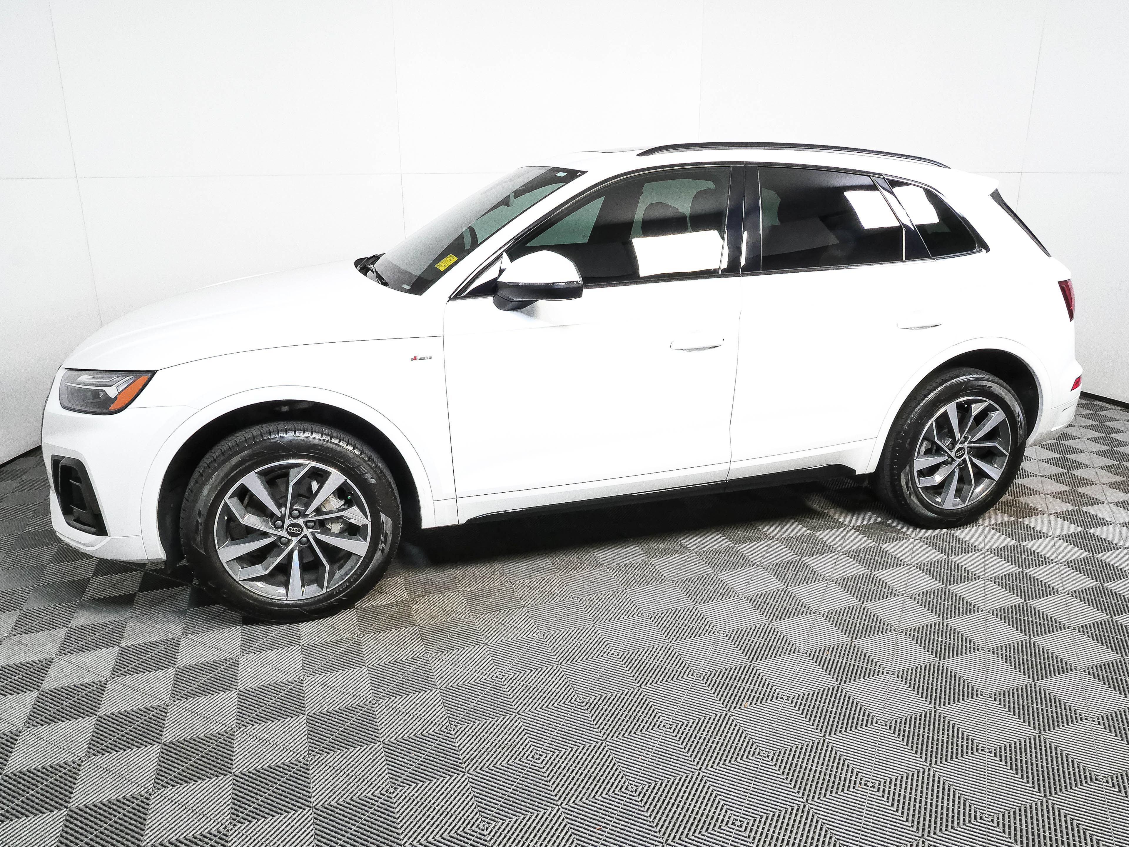 Used 2024 Audi Q5 2.0T Premium w/ Summer of Audi Package AWD/4WD image 29