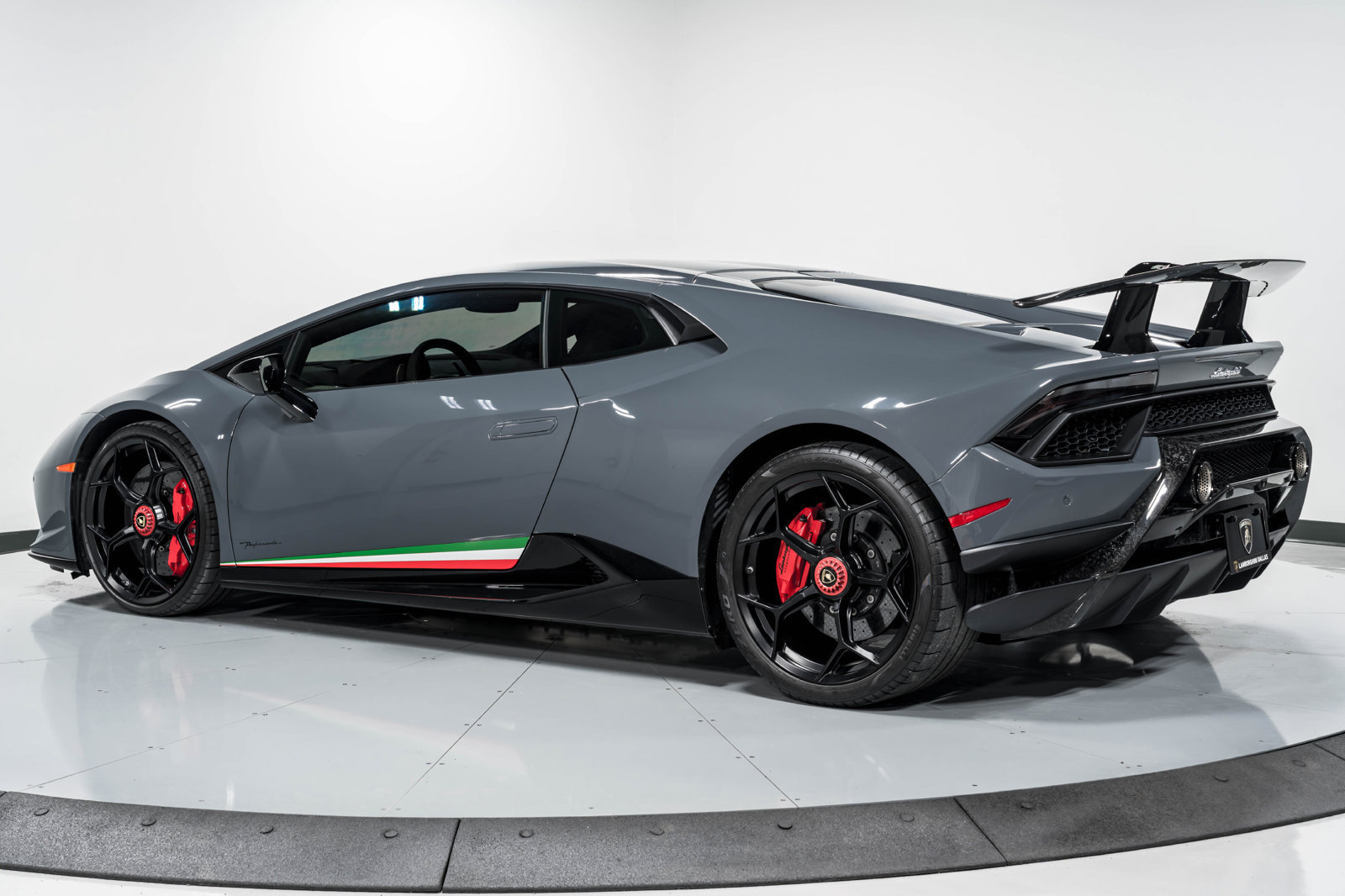 Used 2018 Lamborghini Huracan Performante AWD/4WD image 5