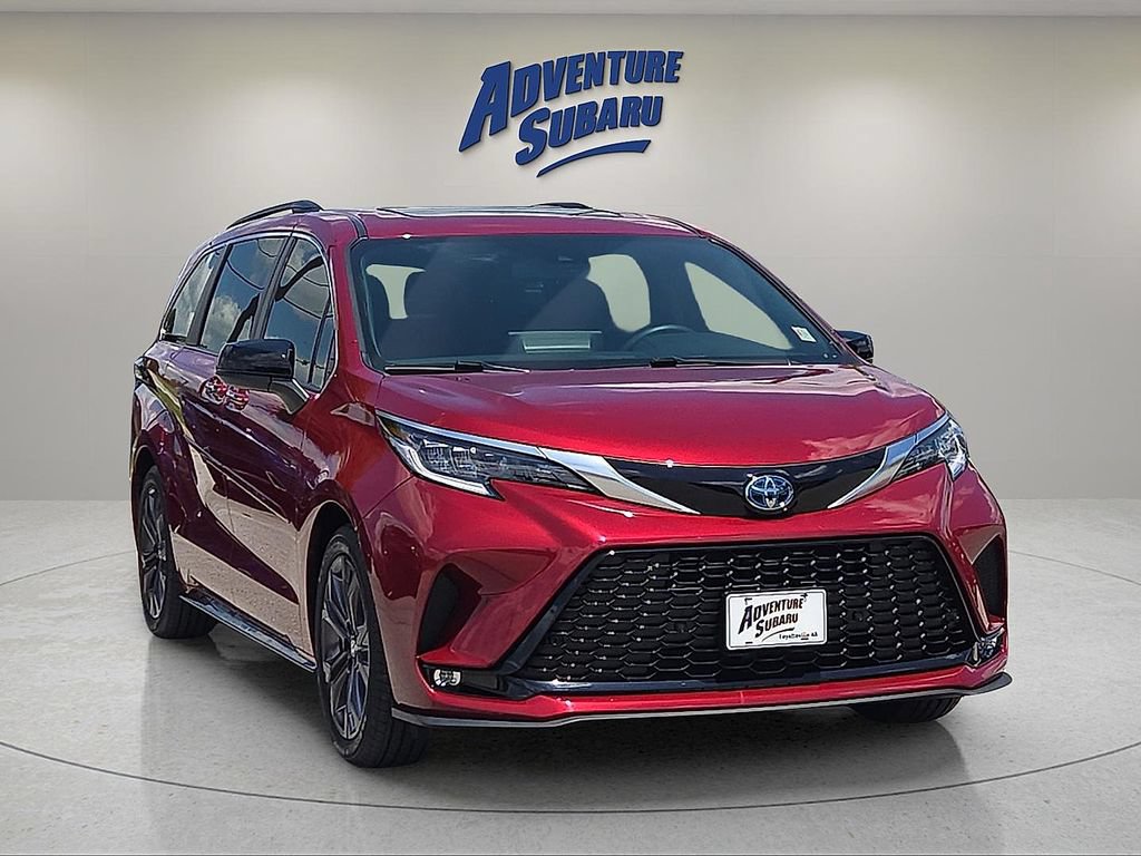 Used 2023 Toyota Sienna XSE FWD image 1