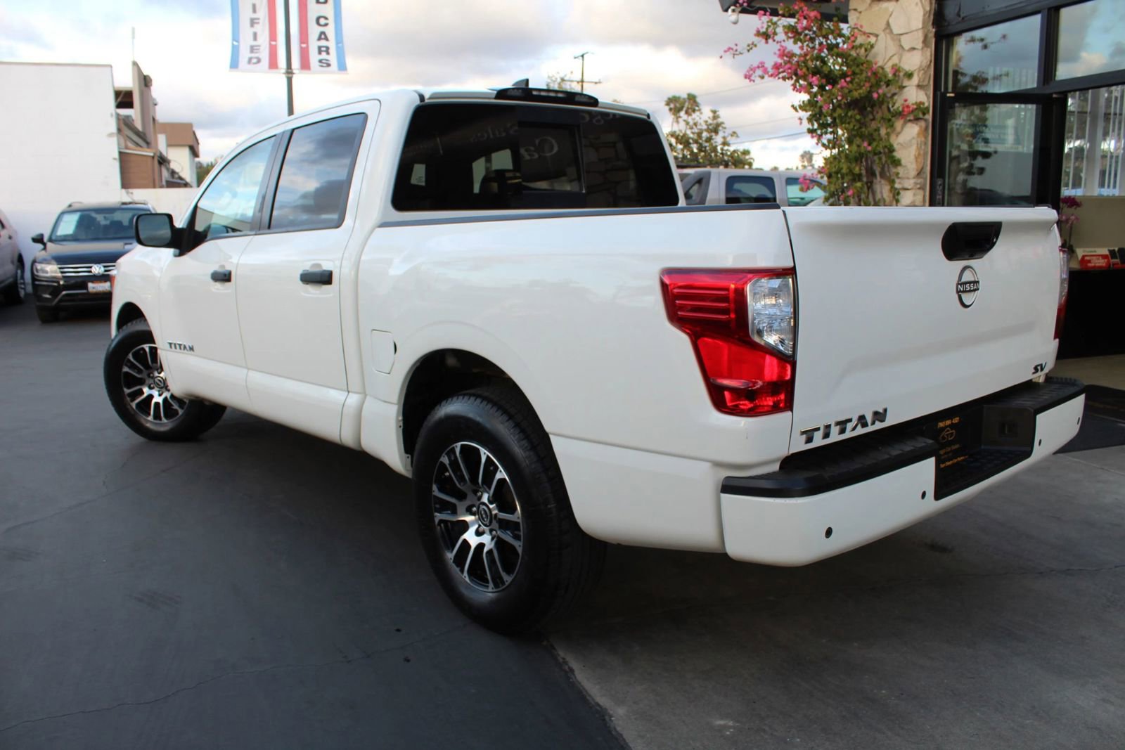 Used 2023 Nissan Titan SV RWD image 3
