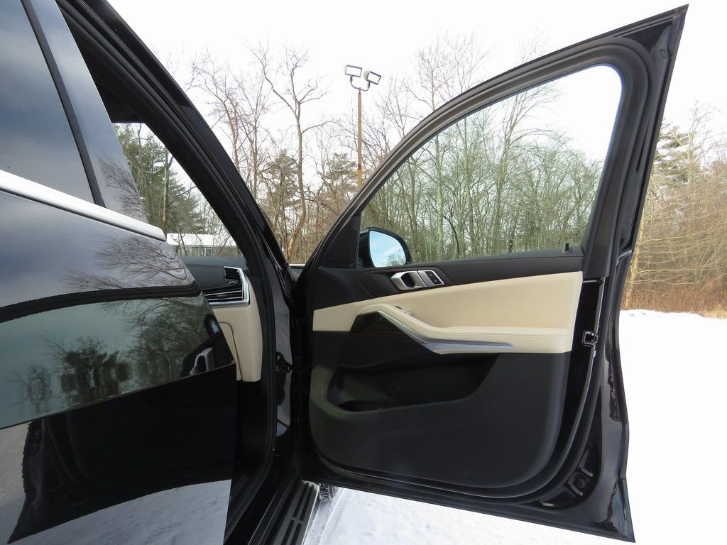 Used 2019 BMW X5 xDrive40i w/ Executive Package image 12