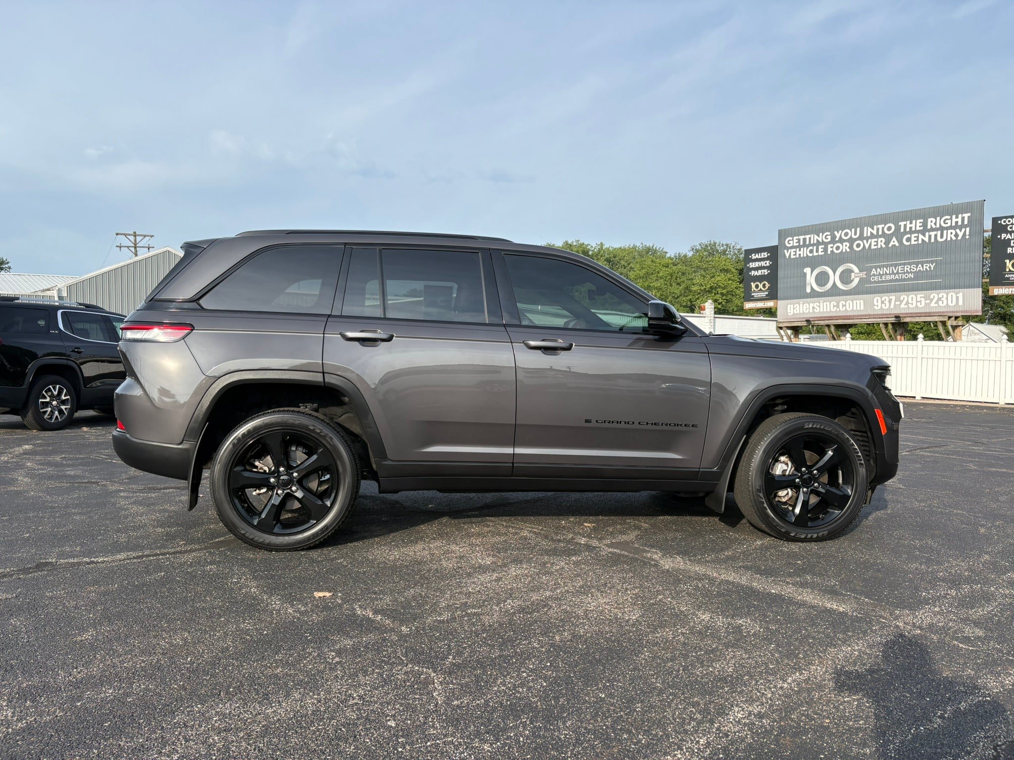 Used 2023 Jeep Grand Cherokee Altitude AWD/4WD image 14