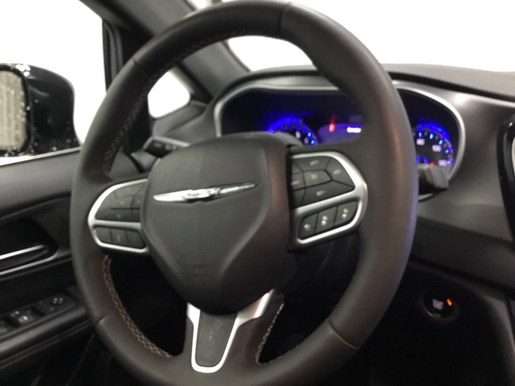 Used 2025 Chrysler Pacifica Select image 33