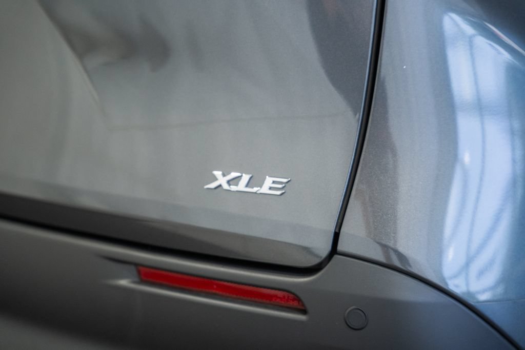 Used 2025 Toyota Sienna XLE FWD image 8