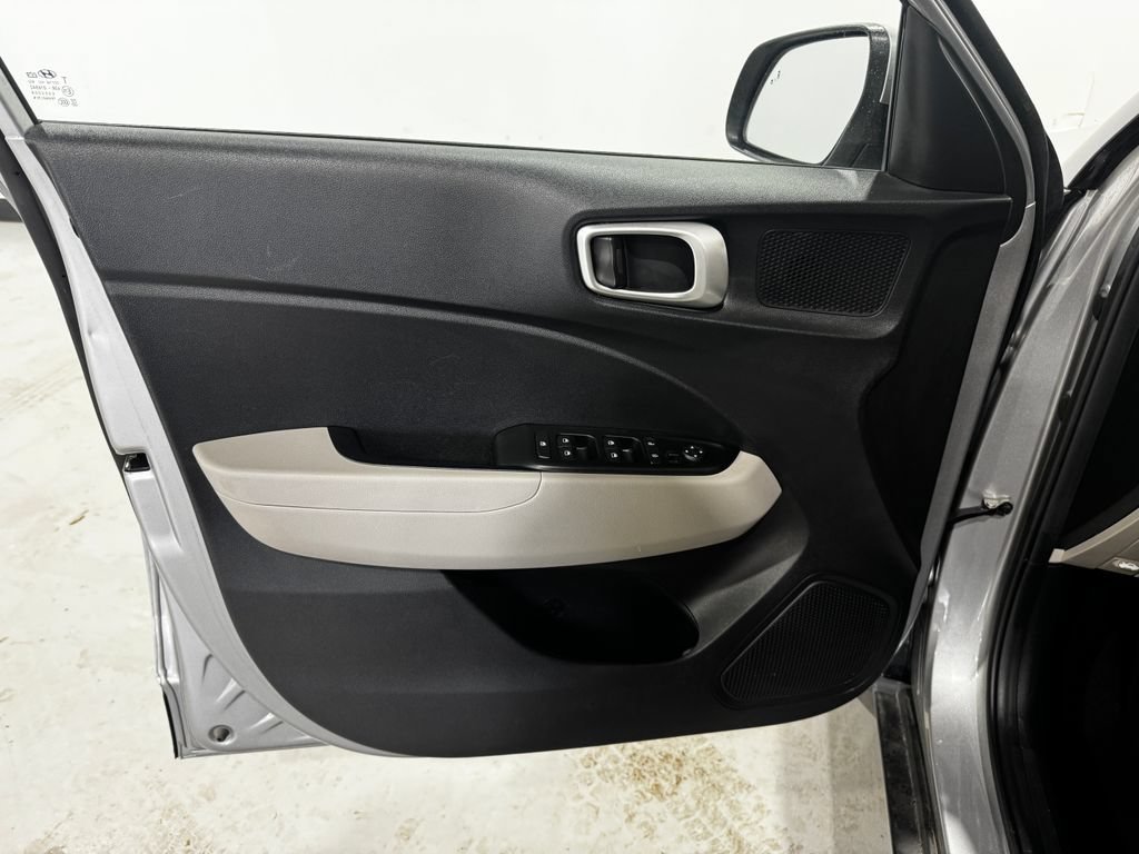 Used 2025 Hyundai Venue SEL FWD image 15