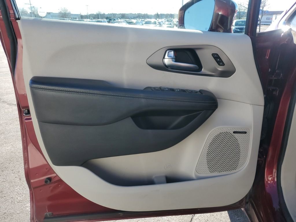 Used 2018 Chrysler Pacifica Limited image 31