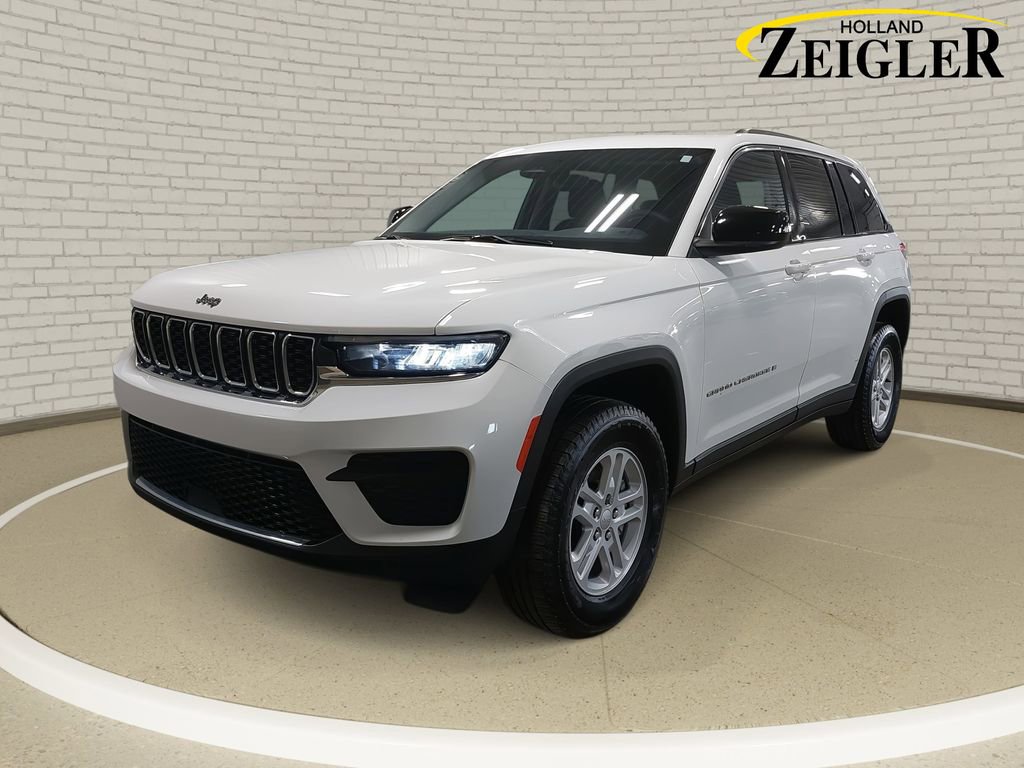 Used 2023 Jeep Grand Cherokee Laredo image 1