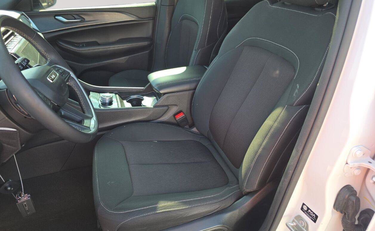 Used 2024 Jeep Grand Cherokee Laredo X RWD image 4