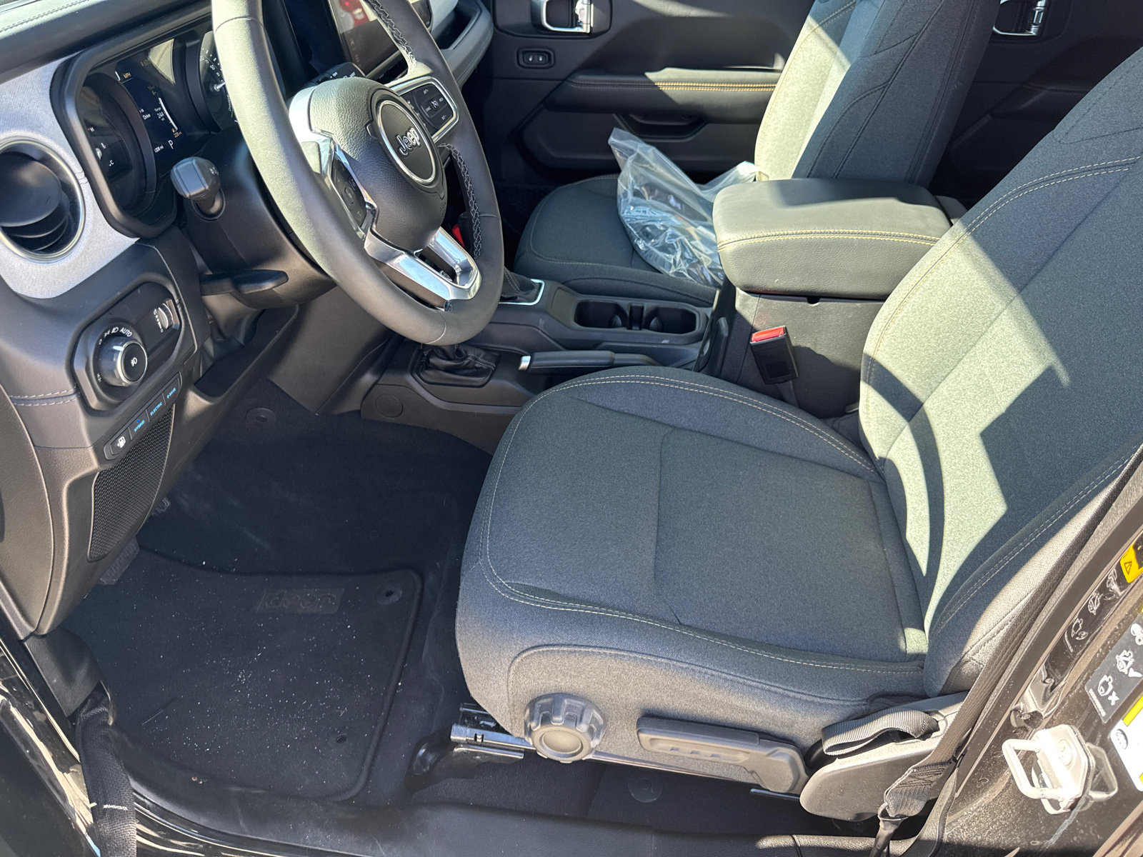 Used 2025 Jeep Wrangler Sahara w/ Safety Group image 9