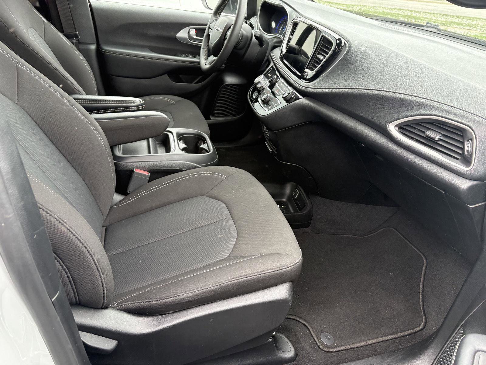 Used 2023 Chrysler Pacifica Touring image 17