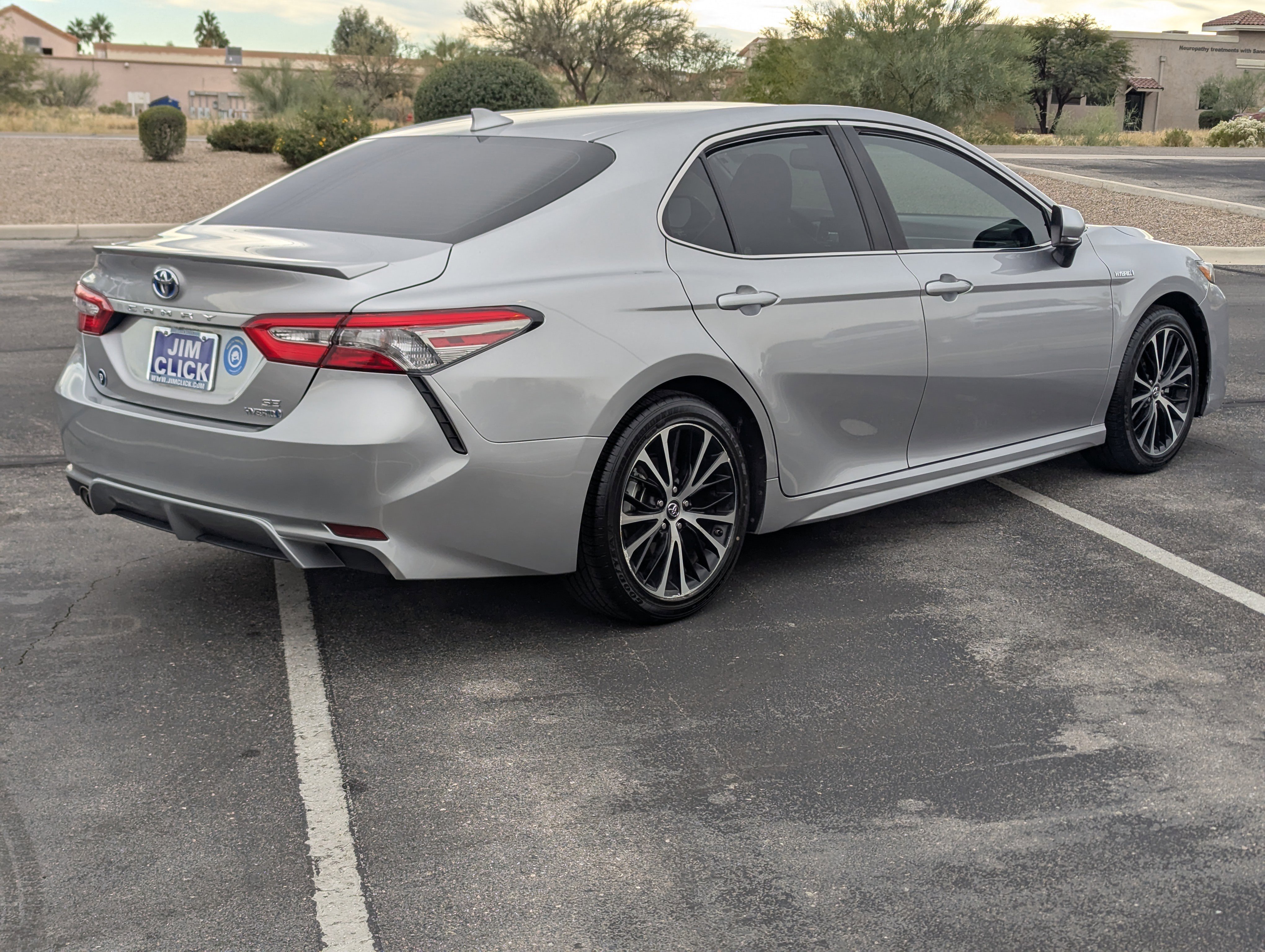 Used 2019 Toyota Camry SE image 2