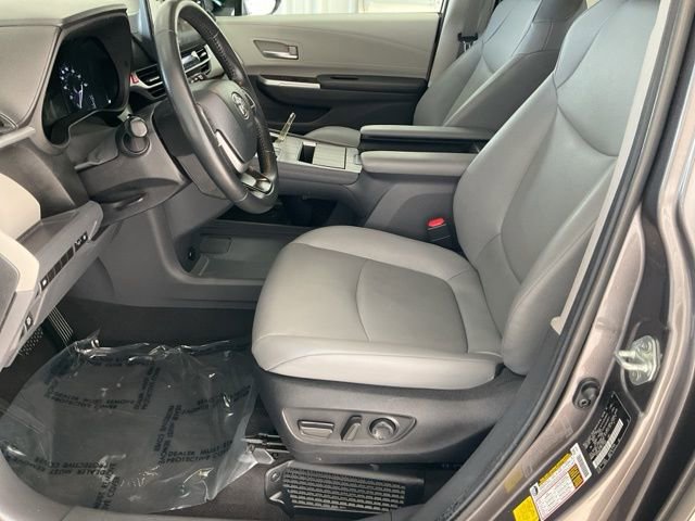 Used 2024 Toyota Sienna XLE image 3