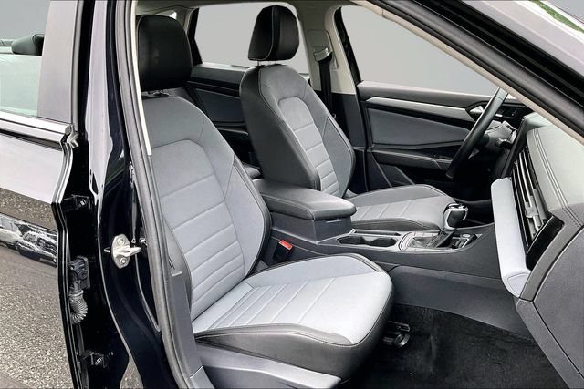 Used 2025 Volkswagen Jetta SE FWD image 28