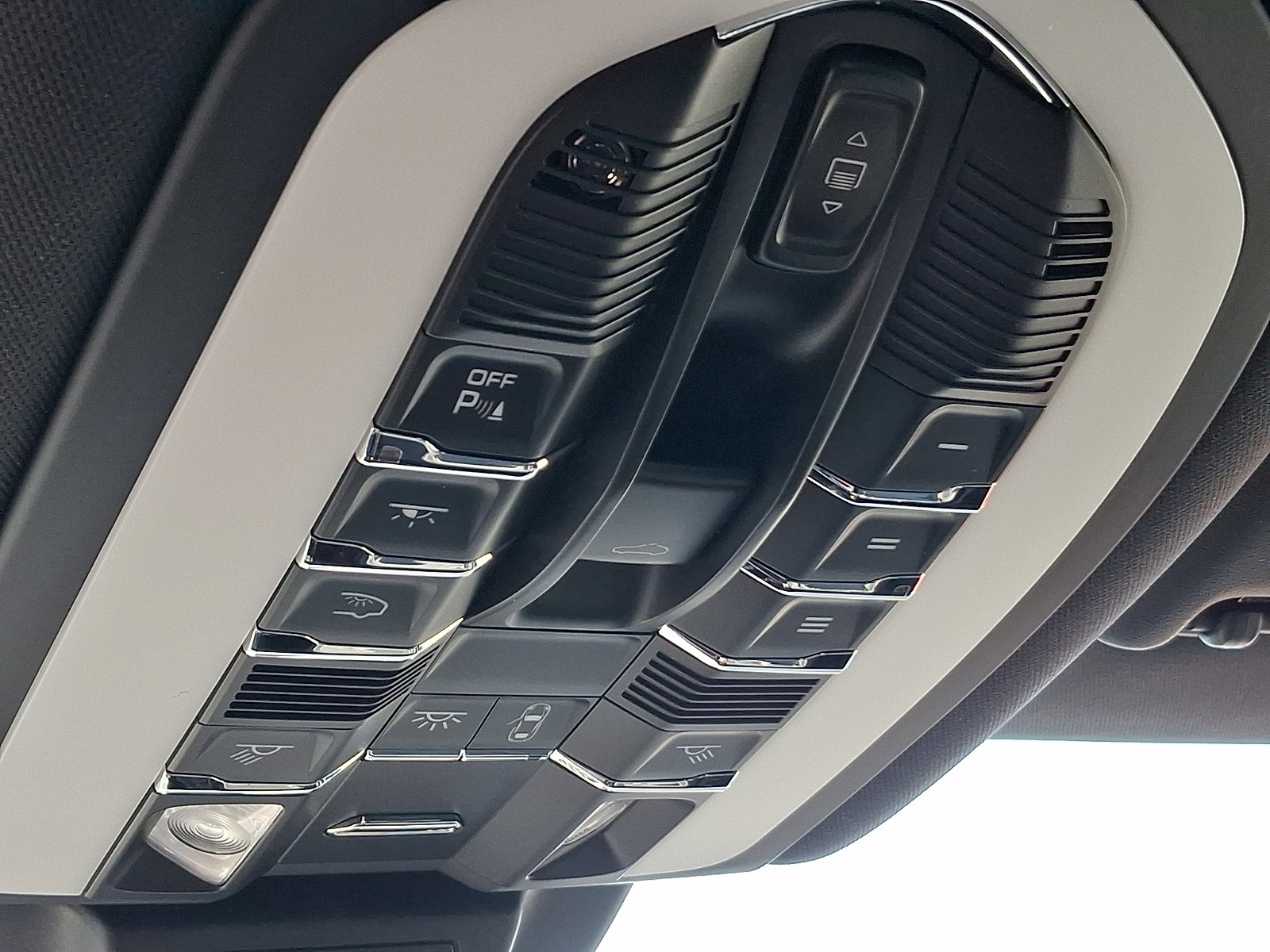 Used 2025 Porsche Macan image 26