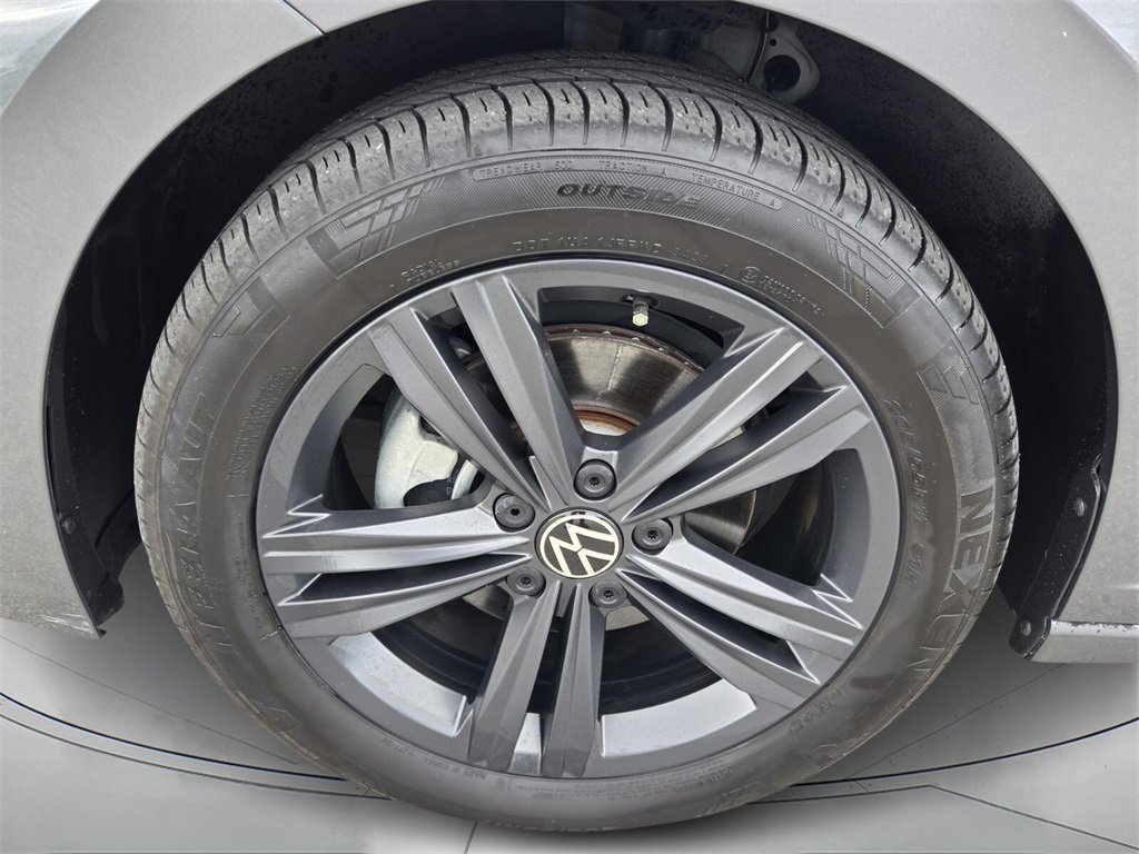 Certified 2024 Volkswagen Jetta SE w/ Panoramic Sunroof Package image 9