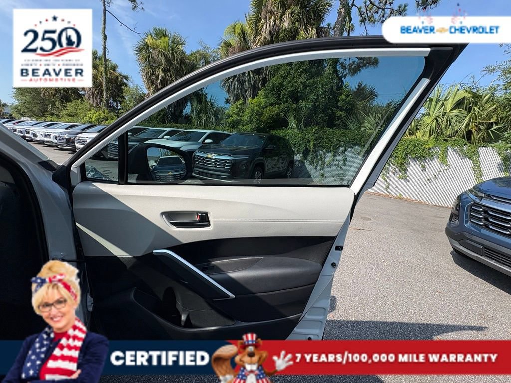 Used 2025 Toyota Corolla Cross LE FWD image 28